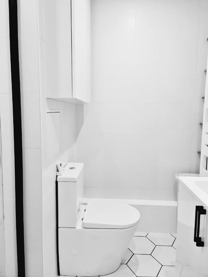Chambre, Salle De Bain Et Salon Prive - Paris La Defense Puteaux Extérieur photo